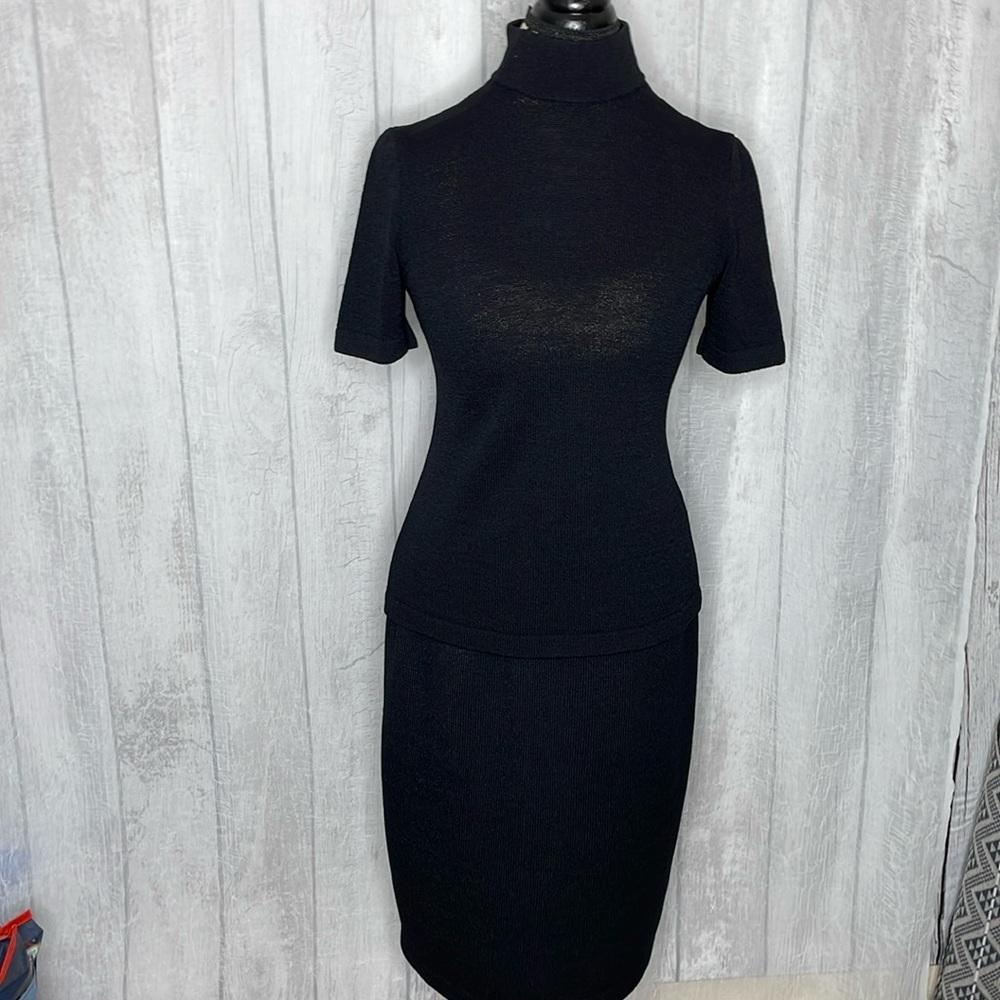 St John 2 piece skirt & top set.​​